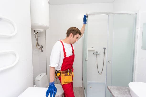 Moderne Glas-Duschkabine in einem stilvollen Badezimmer mit klaren Linien und hochwertiger Verarbeitung für ein elegantes Wohnambiente.