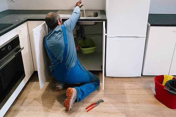 Professioneller Einsatz zur Instandhaltung von Rohrsystemen für einen freien und zuverlässigen Abfluss.