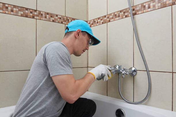 Moderne Duscharmatur mit elegantem Design für komfortable Wasserregulierung im Badezimmer.